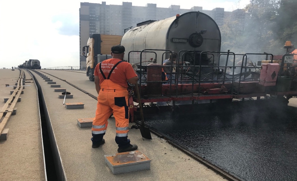 Укладка литого асфальта на гидроизоляцию Рабберфлекс®-55 на путепроводе в г. Реутов.jpg